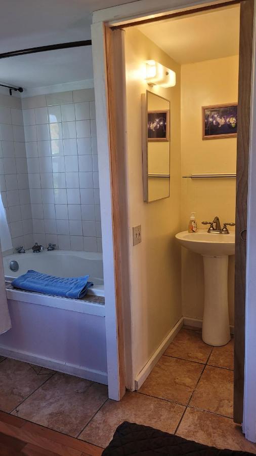 Angel Cottage With A Sauna Or The Cozy With A Jacuzzi Tub, Both Are Studios With A View Of Mount Shasta Exterior photo