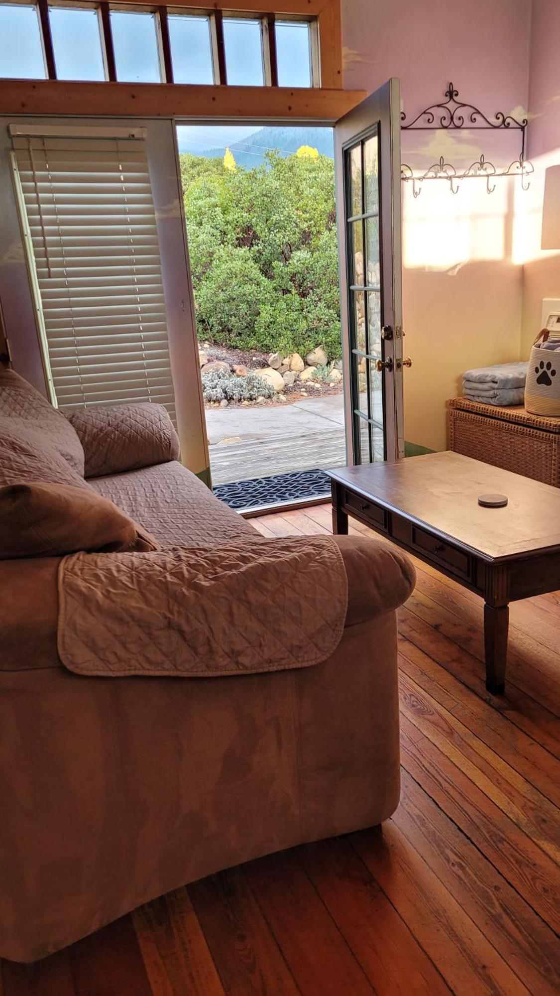 Angel Cottage With A Sauna Or The Cozy With A Jacuzzi Tub, Both Are Studios With A View Of Mount Shasta Room photo